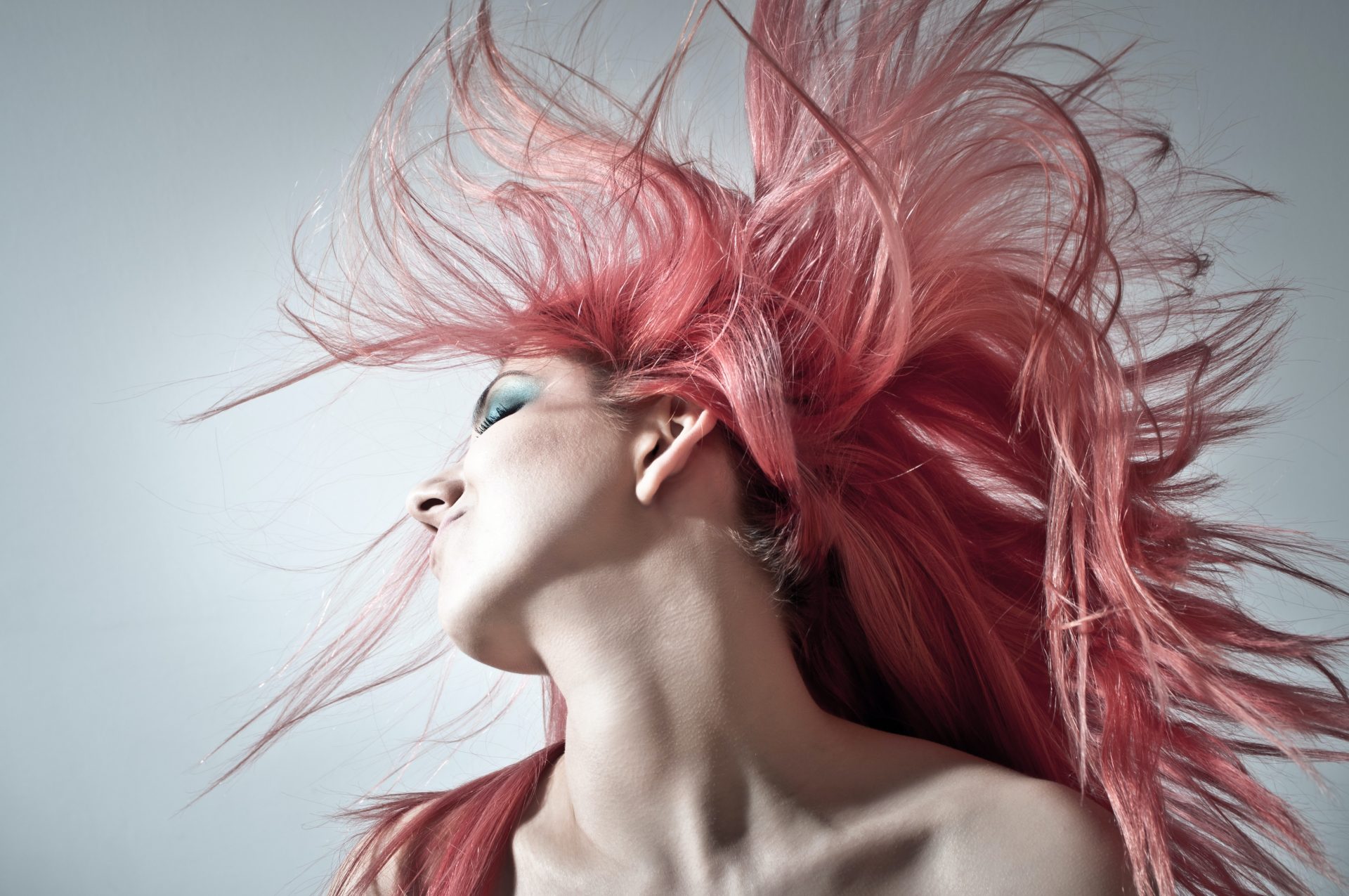 Femme avec cheveux roses